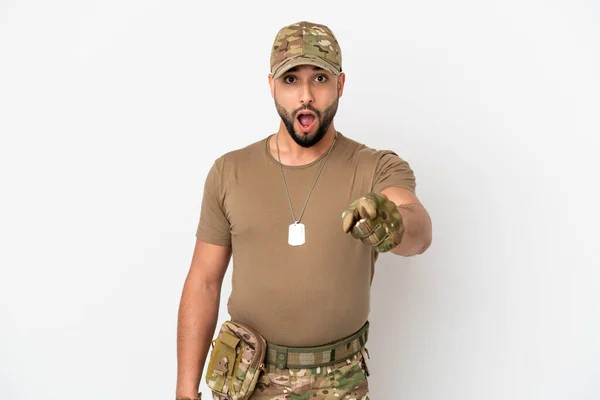 Ung Arabisk Soldat Man Isolerad Vit Bakgrund Förvånad Och Pekar — Stockfoto