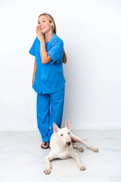 Молодая Ветеринар Английская Женщина Собакой Белом Фоне Шепчет — стоковое фото