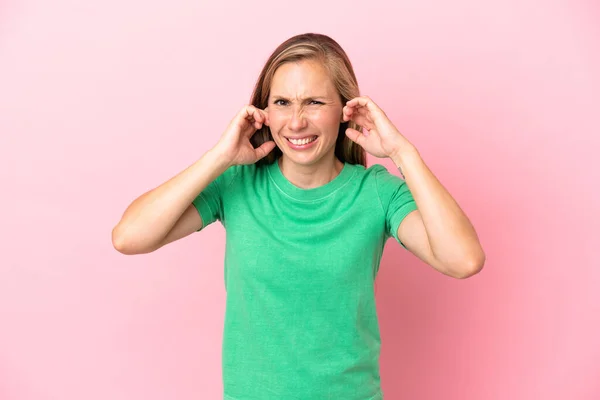 Junge Engländerin Isoliert Auf Rosa Hintergrund Frustriert Und Mit Verdeckten — Stockfoto