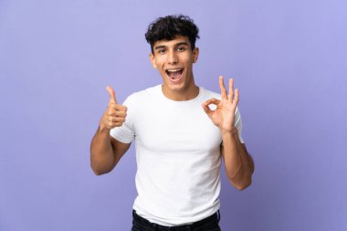 Arjantinli genç bir adam arka planda izole edilmiş.