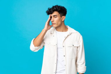 Arjantinli genç adam arka planda baş ağrısı ile izole edildi