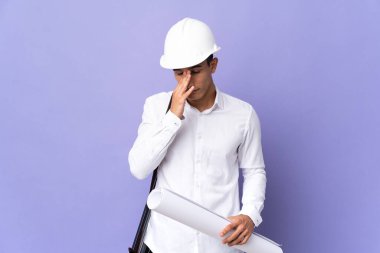 Genç mimar, yorgun ve hasta bir ifadeyle arka planda izole edilmiş.