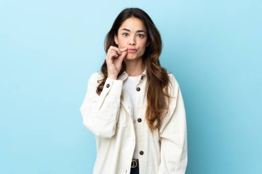 Arka planda izole edilmiş bir kadın sessizlik işareti gösteriyor.