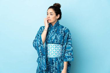 Kimono giyen bir kadın biraz gergindir.