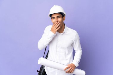 Genç mimar arka planda izole edilmiş mutlu ve gülümseyen ağızla elini kapatıyor.