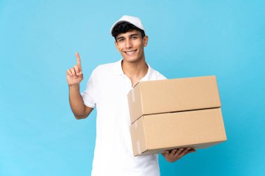 Arjantinli adam mavi arka planda izole edilmiş. Harika bir fikre işaret ediyor.