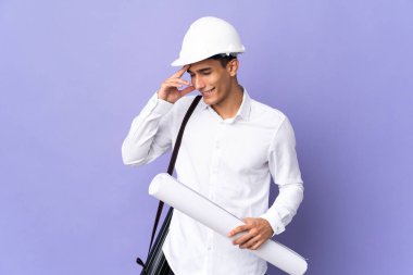 Genç mimar arka planda yalnız gülüyor.