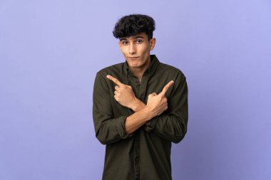 Arjantinli genç adam arka planda izole edilmiş.