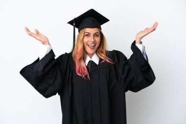 Genç üniversite mezunu beyaz arka planda şok olmuş bir yüz ifadesi var.