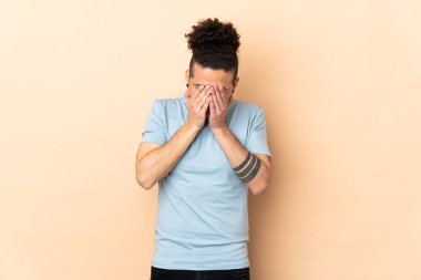 Kafkas kökenli, soyutlanmış, yorgun ve hasta bir ifadesi var.