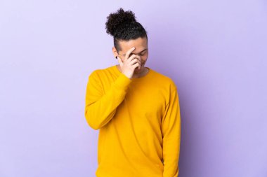 Kafkasyalı adam izole edilmiş arka planda gülüyor.