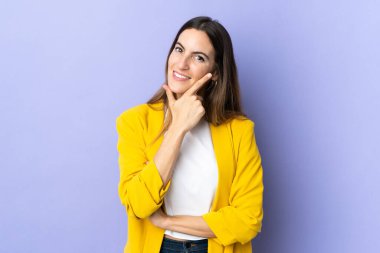 Mahsur kalmış, mutlu ve gülümseyen beyaz bir kadın.