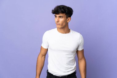 Arjantinli genç adam arka planda izole edilmiş.