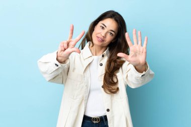 İzole edilmiş arka planda sekiz parmaklı kadın.