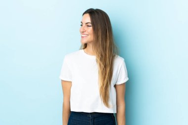 Tecrit edilmiş arka planda genç beyaz bir kadın.