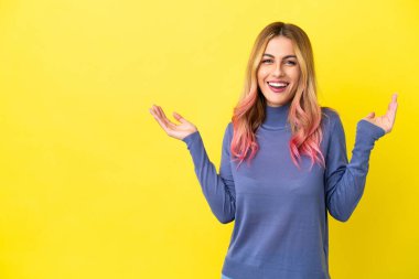 Izole sarı arka plan üzerinde genç kadın çok gülümsüyor