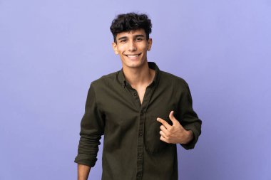 Arjantinli genç adam arka planda yalıtılmış ve şaşırmış bir yüz ifadesi var.