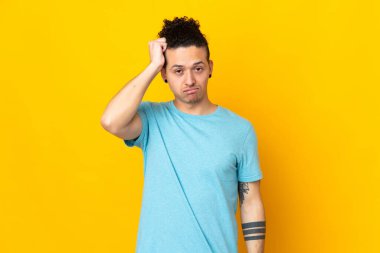 Kafkasyalı bir adam hayal kırıklığıyla izole edilmiş arka planda ve anlamamış.