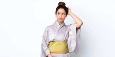 Kimono giymiş bir kadın, izole edilmiş arka planda şüpheleri var.