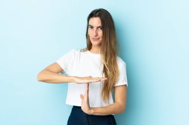 Kafkasyalı genç bir kadın izole bir hayat sürüyor.