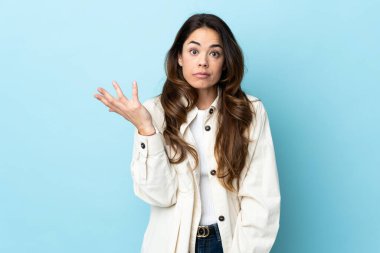 Tecrit edilmiş bir kadın şüpheli hareketler yapıyor.