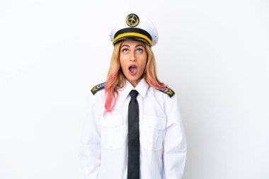 İzole edilmiş beyaz arka plan üzerinde uçak pilotu yukarı bakıyor ve şaşırmış bir ifadeyle