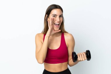 Spor kadını halter yapıyor, beyaz arka planda izole edilmiş, ağzı açık bağırıyor.