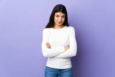 İzole edilmiş mor arka planda genç esmer kadın üzgün hissediyor.