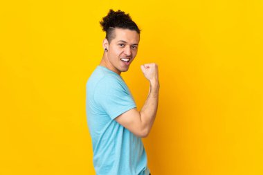 Kafkasyalı bir adam izole edilmiş arka planda zaferi kutluyor.