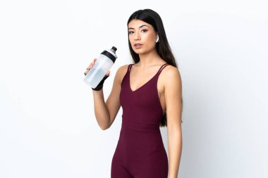 Spor su şişesiyle izole edilmiş beyaz arka planı olan genç bir kadın.