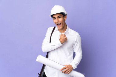 Genç mimar arka planda izole bir şekilde zaferi kutluyor.