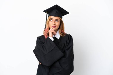 Tecrit edilmiş beyaz bir geçmişi olan genç üniversite mezunu.