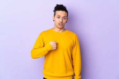 İzole edilmiş geçmişi olan beyaz bir adam kendini işaret ediyor.