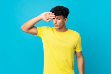 Arjantinli genç adam yorgun ve hasta bir ifadeyle arka planda izole edilmiş.