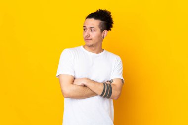 İzole bir geçmişi olan beyaz bir adam kollarını kavuşturuyor.