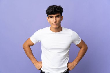 Arjantinli genç adam arka planda izole edilmiş kızgın.