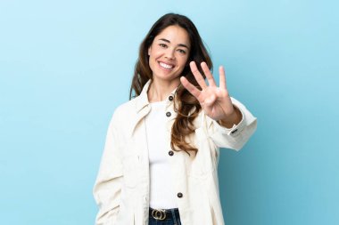 Tecrit edilmiş kadın mutlu ve parmaklarıyla dörde kadar sayıyor