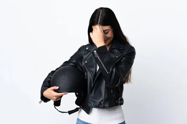 若いです女性保持Aオートバイヘルメット上の隔離された白い背景笑い — ストック写真