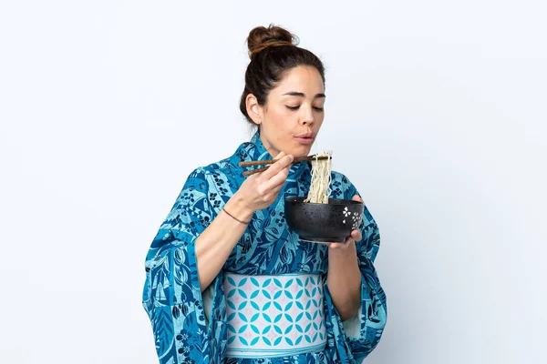 Mujer Usando Kimono Sobre Fondo Blanco Aislado Sosteniendo Tazón Fideos —  Fotos de Stock