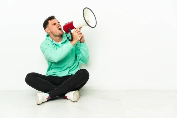 Jonge Knappe Blanke Man Vloer Schreeuwend Door Een Megafoon — Stockfoto