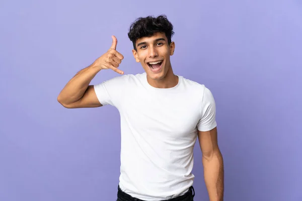 Jonge Argentijnse Man Geïsoleerd Achtergrond Het Maken Van Telefoon Gebaar — Stockfoto