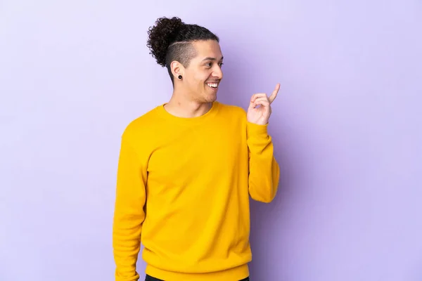 Hombre Caucásico Sobre Fondo Aislado Con Intención Realizar Solución Mientras — Foto de Stock