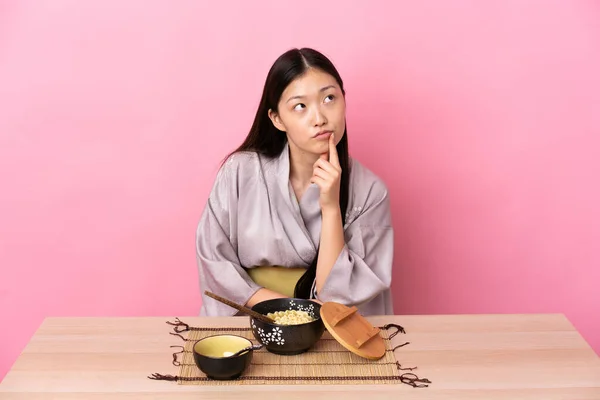 Joven Chica China Usando Kimono Comiendo Fideos Teniendo Dudas Mientras —  Fotos de Stock