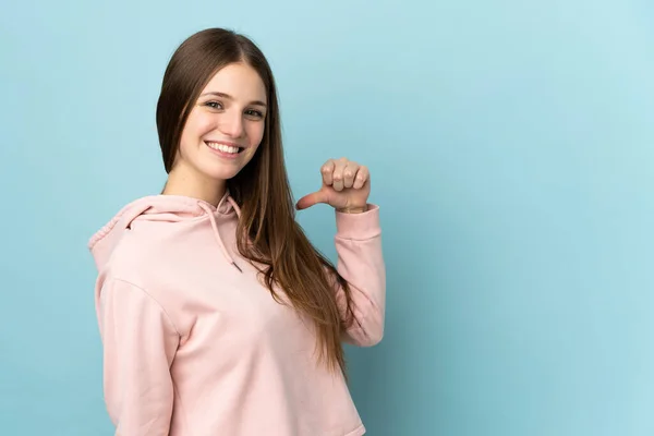 Jonge Kaukasische Vrouw Geïsoleerd Blauwe Achtergrond Trots Zelfvoldaan — Stockfoto