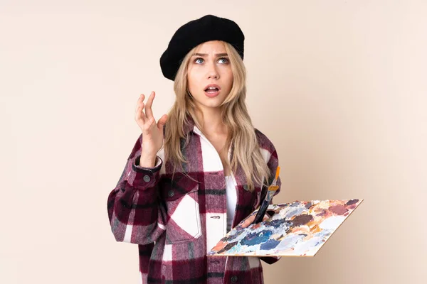 Tonårskonstnär Flicka Som Håller Palett Isolerad Blå Bakgrund Frustrerad Dålig — Stockfoto