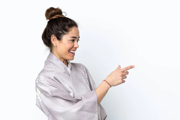 Kvinna Bär Kimono Över Isolerad Bakgrund Pekar Finger Sidan Och — Stockfoto
