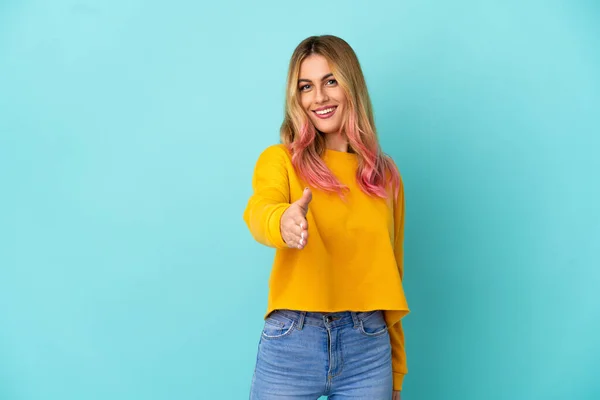 Young Woman Isolated Blue Background Shaking Hands Closing Good Deal — Stock Photo, Image