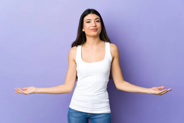 Joven Morena Mujer Sobre Aislado Púrpura Fondo Teniendo Dudas — Foto de Stock