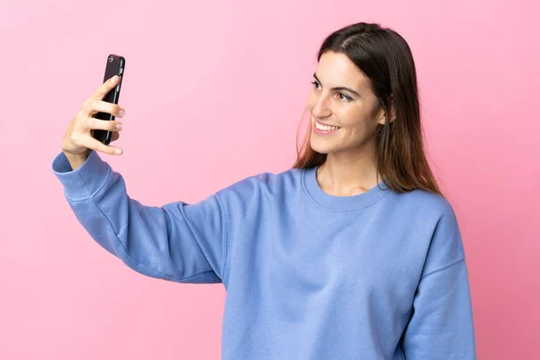 Giovane Donna Caucasica Isolata Sfondo Rosa Facendo Selfie — Foto Stock