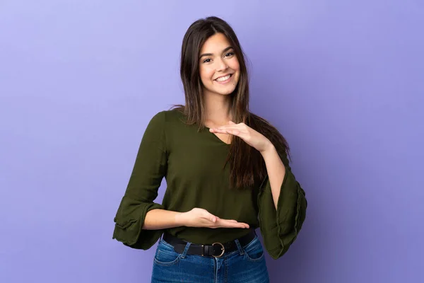 Teenager Brasilianische Mädchen Über Isolierten Lila Hintergrund Halten Kopierraum Imaginären — Stockfoto